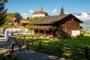Das Wohnhaus von Bruder Klaus mit der Kapelle St. Borromäus in Flüeli-Ranft im Hintergrund. (Bild: Philipp Schmidli)