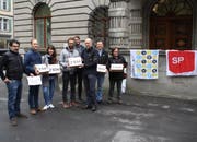 Die Verantwortlichen hinter der Petition reichen am Dienstagmorgen die mehr als 2600 Unterschriften bei der Stadt Luzern ein. (Bild: PD)