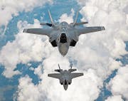 epa03960687 An undated file picture made available 22 November 2013 shows Lockheed Martin's F-35A stealth fighters at an undisclosed location. South Korea 22 November announced to purchase 40 Lockheed Martin's F-35A stealth fighters for four years starting in 2018, with an option to buy 20 more later depending on the security situation and budget. The decision was made at a meeting of top commanders presided over by Choi Yun-hee, chairman of the Joint Chiefs of Staff. The decision should be upheld by another policy meeting to be convened by Defense Minister Kim Kwan-jin early next year, Yonhaop News Agency reports. EPA/YONHAP SOUTH KOREA OUT (Bild: YONHAP (EPA))
