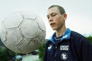 Stephan Lichtsteiner 1999 vor einem U-16-Länderspiel (unten). (Bild: zvg)