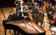 Sinnliches Spiel: der Pianist Fazil Say (48) und das Luzerner Sinfonieorchester im KKL. (Bild: Manuela Jans-Koch (Luzern, 22. Februar 2018))