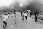 Dieses Bild ging 1972 um die Welt und erhielt im Folgejahr den Pulitzerpreis: Die komplett verängstigten Kinder flohen, nachdem ein südvietnamesisches Kampfflugzeug versehentlich die eigenen Truppen und Zivilisten bombardiert hatte. Die damals 9-jährige Kim Phuc riss sich während der Flucht die brennenden Kleider vom Leib. (Bild: AP/Nick Ut)