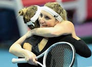 Timea Bacsinszky freut sich mit der Russin Vera Zwonarewa über den Doppelsieg in St. Petersburg. (Bild: Peter Kowalew/Getty Images (4. Februar 2018))