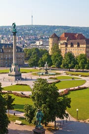 Am Schlossplatz ragt die Concordiasäule in die Höhe, am Horizont der Stuttgarter Fernsehturm.