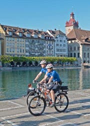 Zwei Polizisten beim Jesuitenplatz auf Patrouille. (Bild Luzerner Polizei)