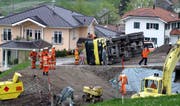 Ein mit Kies beladener Lastwagen kippte auf einer Baustelle in Emmetten. (Bild Kapo Nidwalden)