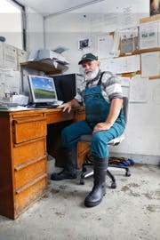 Franz Keiser (im «Stallbüro» auf seinem Hof) weist oft und gern auf seine Verwurzelung in Neuheim hin. Bei den nächsten Wahlen wird sich zeigen, ob ihm die noch hilft. (Bild Werner Schelbert)