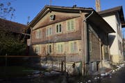 Ob bei den drei alten Häusern an der Rigigasse in Küssnacht historische Bausubstanz vorhanden ist, soll geprüft werden. (Bild: Charly Keiser / Neue SZ)