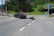 Der Unfall geschah auf der Gotthardstrasse in Wassen: Das Auto und das am Boden liegende Motorrad nach dem Zusammenstoss. (Bild: Kantonspolizei Uri)