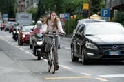Ein Autofahrer überholt eine Velofahrerin, die auf dem Veloweg fährt (Symbolbild). (Bild: Corinne Glanzmann (Luzern, 3. Juli 2017))
