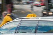 Ein Taxi beim Bahnhof in der Stadt Luzern. (Bild: Boris Bürgisser)