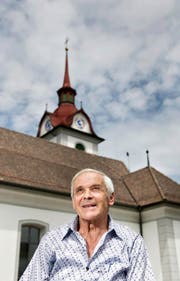 Eng mit seiner Kirche verbunden: Siegfried Schmid vor der Pfarrkirche St. Theodul in Menzberg. (Bild Corinne Glanzmann)