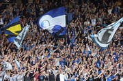 FCL-Fans in der Swissporarena. (Bild: Philipp Schmidli)
