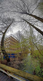 Hier vor dem City-Park soll die Sure (im Bild durch Äste verdeckt) um zwei Meter verlegt werden. Auch Bäume sollen weichen.