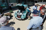 Die Besucher bestaunen einen umgebauten Citroën 2CV. (Bild: Stefan Kaiser (Baar, 17. Juni 2017))