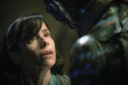 Sally Hawkins in der Rolle der stummen Putzfrau Elisa, die sich mit dem gefangenen Fischwesen befreundet. (Bild: 20th Century Fox)