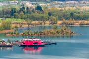 Die schwimmende Plattform Seerose gestern in Flüelen, wo sie überwintert. Ab Mai wird sie während fünf Monaten vor Vitznau ankern. (Bild Roger Grütter)