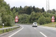 Schildchen hier, Schildchen da: Die Neusignalisation an der Gefahrenstelle in der Blegikurve fällt minimalistisch aus. (Bild: Stefan Kaiser / Neue ZZ)