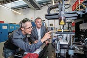 Leister-CEO Beat Mettler (rechts) und Applikationsingenieur Steffen Pappert begutachten ein Lasersystem. (Bild: Philipp Schmidli (Sarnen, 11. August 2017))