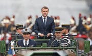 Nach der gestrigen Amtsübernahme: Präsident Emmanuel Macron fährt die Champs-Elysées in einem Militärfahrzeug ab. (Bild: Michel Euler/EPA (Paris, 14. Mai 2017))