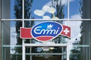Das Logo am Hauptsitz von Emmi in Luzern. (Bild: Manuela Jans / Neue LZ)