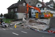 Die Mauer stürzte just dann auf die Strasse, als der Motorradfahrer die Baustelle passierte. (Bild: pd)