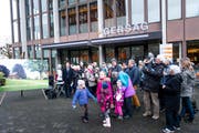 Gegen den Verkauf von Gemeindeland gibt es grundsätzliche Opposition. Im Bild wehren sich Demonstranten gegen den Verkauf der Herdschwand. (Bild: Roger Gruetter / Neue LZ)