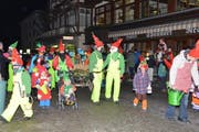 Die Familienfasnächtler Ängelbärg sind als Gartenzwerge unterwegs. (Bild Charles Christen)