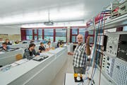 Berufsbildungszentrum in Emmen. Lehrer Bruno Marti unterrichtet die Automatiker-Lehrlinge. (Bild: Dominik Wunderli / Neue LZ)