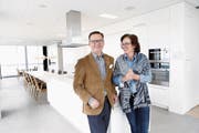 Wolfram Beduhn und Annemarie Winistörfer in der Wohnküche der neuen Demenzabteilung. Bild: Werner Schelbert (Cham, 1. Dezember 2016)
