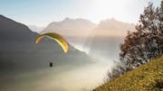 Für einen sicheren Flug braucht es auch beim Gleitschirmfliegen entsprechende Elektronik. (Bild: Mario Eder/Getty)