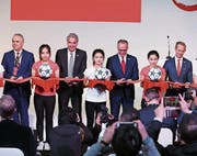 China und Bayern – Karl-Heinz Rummenigge durchschneidet das Band. (Bild: Imago (Schanghai, 22. März 2017))