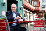 Die Lieblingsbeiz von Martin Merki (FDP) ist das Restaurant Rebstock. Dort macht der Sozialdirektor oft einen Zwischenstopp auf dem Weg nach Hause. (Bild: Eveline Beerkicher / Neue LZ)