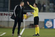 FCL-Trainer Markus Babbel (links) wird in Thun auf die Tribüne geschickt. (Bild: Freshfocus/Christian Pfander)