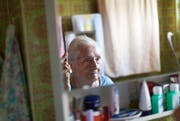Finanzielle Sorgen können für alte Menschen sehr belastend sein und zu Ängsten und Rückzug führen. (Bild: Keystone)