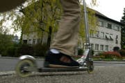 Der Kickboarder war auf dem Trottoir unterwegs, als der Unfall passierte. (Symbolbild Neue LZ)