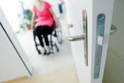 Eine Frau in einem Rollstuhl in ihrer Wohnung. Der Nidwaldner Regierungsrat erachtet die heutige Regelung als genügend. (Bild: Stefan Kaiser)