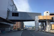 Die neue Passarelle führt über auch über die Zufahrtsstrasse zur Firma Schindler. (Bild: René Meier (Ebikon, 13. Juni 2017))