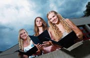 Ihnen steht die Freude über das Diplom ins Gesicht geschrieben (von links): Nicole Schmid, Emily Werkman (beide beste Berufsmatura) und Sira Lehmann (bestes EFZ).