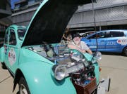 Hans Sommerauer hat einen alten 2CV umgebaut. (Bild: Stefan Kaiser (Baar, 17. Juni 2017))