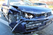 Eines der beim Unfall in Inwil beschädigten Autos. (Bild: Luzerner Polizei (Inwil, 23. März 2017))