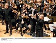 Handfester Kampf um Ring und Macht: Jonathan Nott zwischen Johannes Martin Kränzle als Alberich (links) und Albert Dohmen als Wotan. (Bild LF/Priska Ketterer)