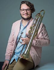 Bachelor-Absolvent Jonas Inglin mit seiner Bassposaune. (Bild: Maria Schmid (Zug, 19. September 2017))
