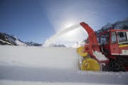 Noch liegt viel Schnee auf dem Sustenpass. (Bild: Urs Flüeler / Keystone (Sustenpass, 16. Mai 2017))