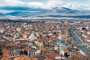 Blick über Prizren im Süden des Landes mit der osmanischen Steinbogenbrücke über den Fluss und den Bergen im Hintergrund. (Bild: Scott Biales/Getty)