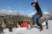 Noel Eicheberger am Skaten im neuen Skatepark in Sarnen. (Bild Nadia Schärli/Neue LZ)