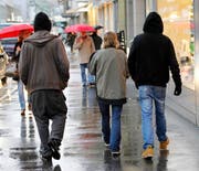 Sie sind sich an die Kälte gewöhnt: Alex*, Zilly* und Sandro* (von links) in der Zuger Bahnhofstrasse. (Bild: Stefan Kaiser / Neue ZZ)