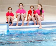 Zoya, Dascha, Katja und Lisa Kazakov (von links) fühlen sich beim Schwimmen in ihren farbigen Tops pudelwohl. Diese bedecken sicher die Kreuze, die die russischen Mädchen immer am Körper tragen. (Bild Stefan Kaiser)