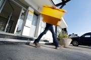 Die Postfiliale Oberwil bei Zug schliesst. Stattdessen öffnet die Post eine Agentur im Volg. (Bild Stefan Kaiser)