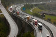 Lastwagen fahren auf der Autobahn A2 bei Wassen in Richtung Gotthard-Tunnel. (Bild: Gaetan Bally / Keystone (Wassen, 26. Juni 2012))